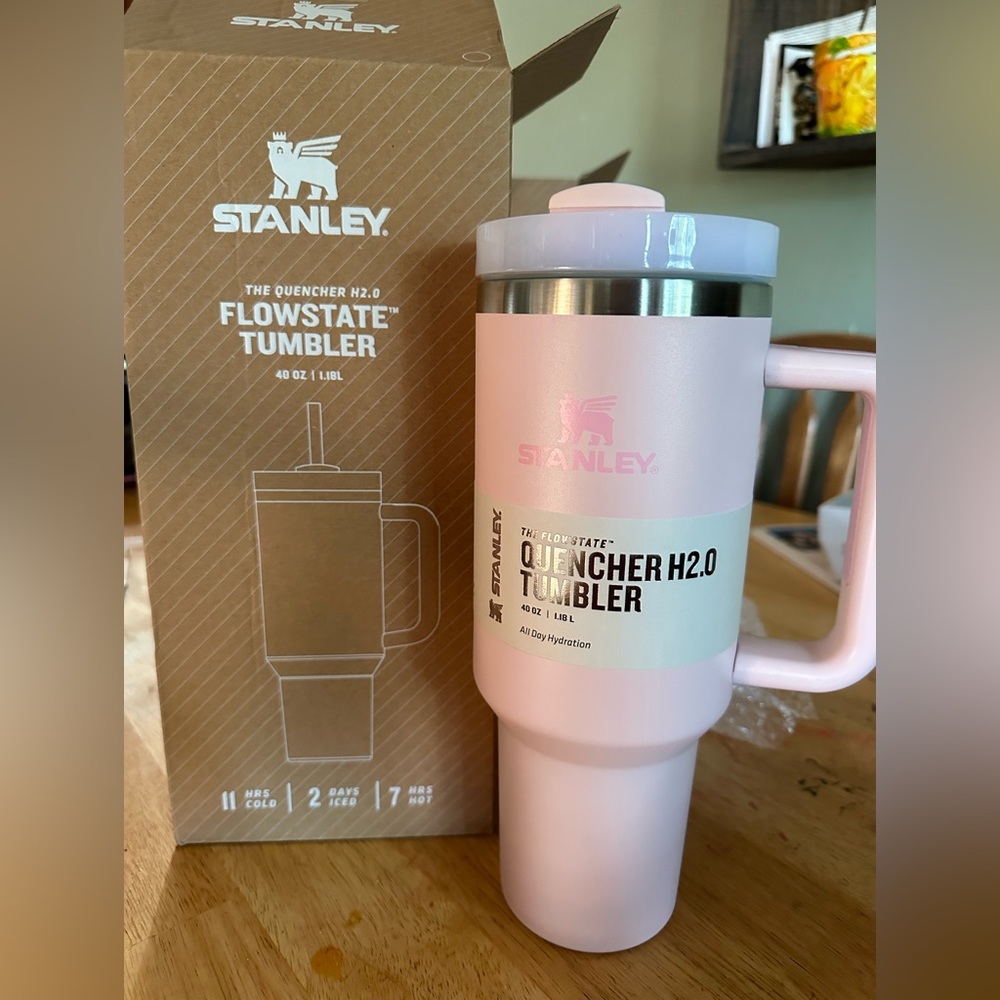 Stanley flowstate quencher h2.0 tumbler. 40 oz pink